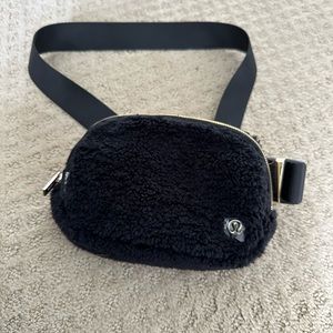 NWT Lululemon | Everywhere Belt Bag in Black fleece